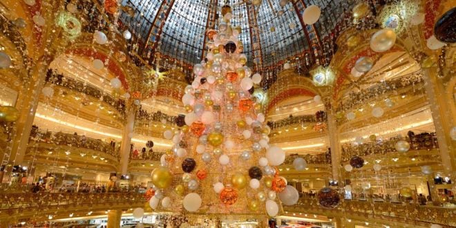 christmas tree in paris
